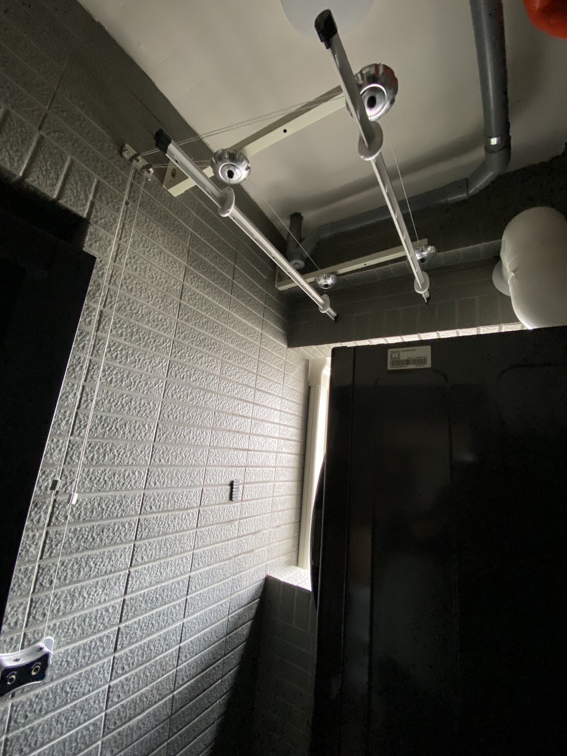 三房兩廳裝潢開箱#07-約一坪的後陽台設計|洗衣機推薦 - 第3張圖 手動曬衣架